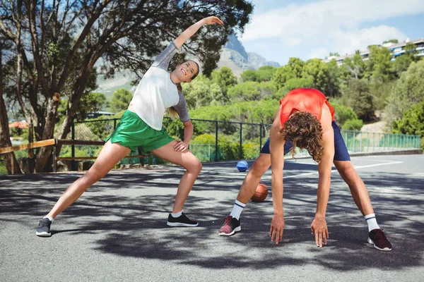 Freunde üben Stretchübung auf der Straße — Stockfoto