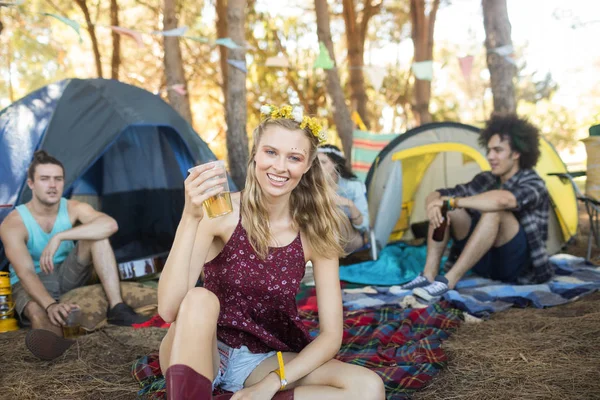 Mujer sosteniendo vaso de cerveza en el camping —  Fotos de Stock