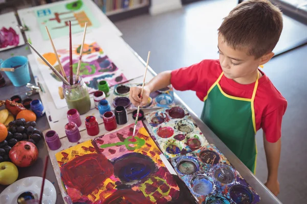 Niño pintando en el escritorio — Foto de Stock