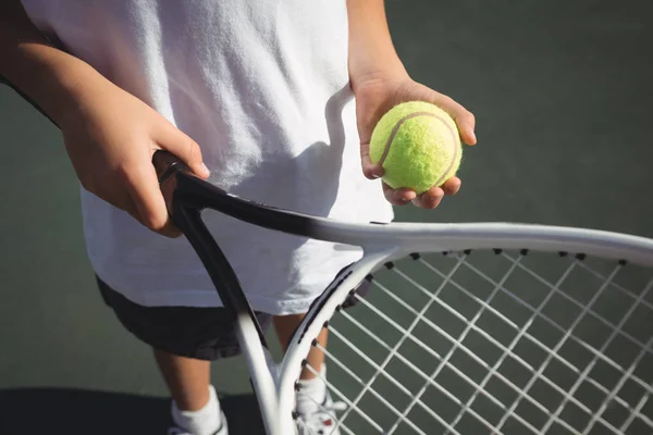 Dziewczynka gospodarstwa przekręt tenisa i piłki — Zdjęcie stockowe