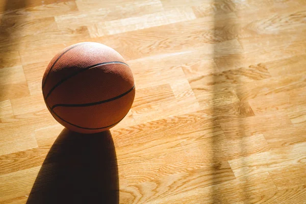 Basket-ball sur plancher de bois franc — Photo