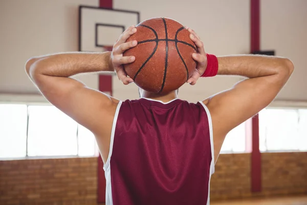 Basketbalový hráč s míčem u soudu — Stock fotografie