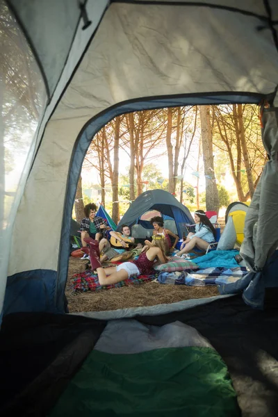 Amigos disfrutando juntos en el campo en el camping — Foto de Stock