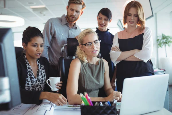 Collega's samenwerken gericht — Stockfoto