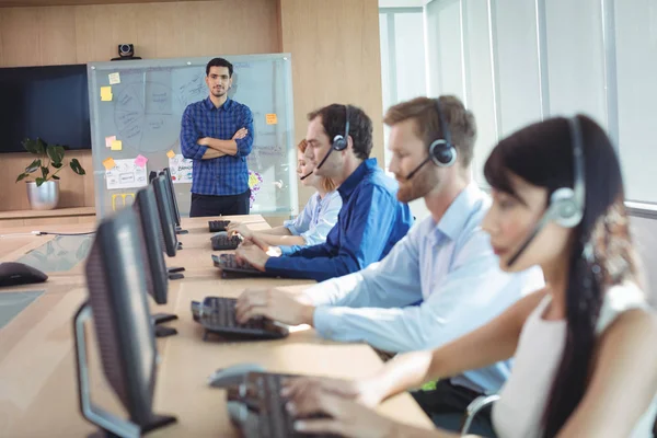 Manager met business team werken bij callcenter — Stockfoto