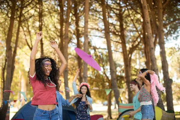 Young friends enjoying at countryside — Stock Photo, Image