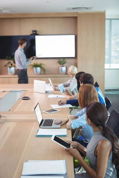 Mensen uit het bedrijfsleven met behulp van de laptop en tabletten — Stockfoto