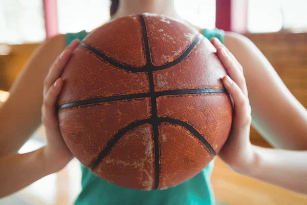 Jogadora de basquete feminino segurando bola — Fotografia de Stock