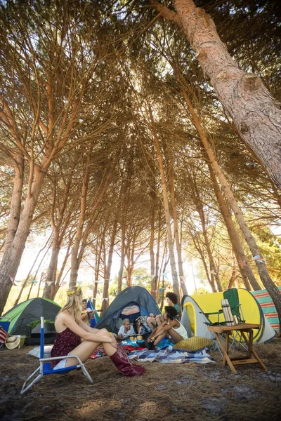 Amigos acampando en el campo — Foto de Stock