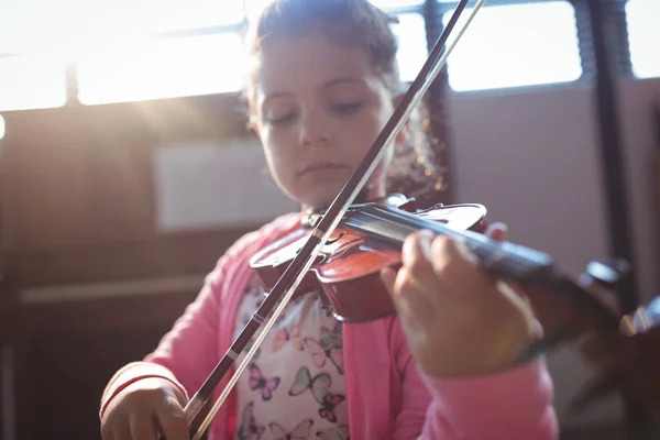 Girl student rehearsing violin — Stock Photo, Image
