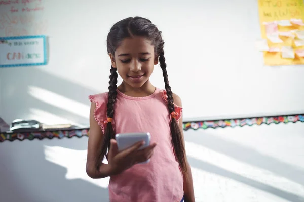 Mädchen fährt mit Handy in Schule gegen Wand — Stockfoto