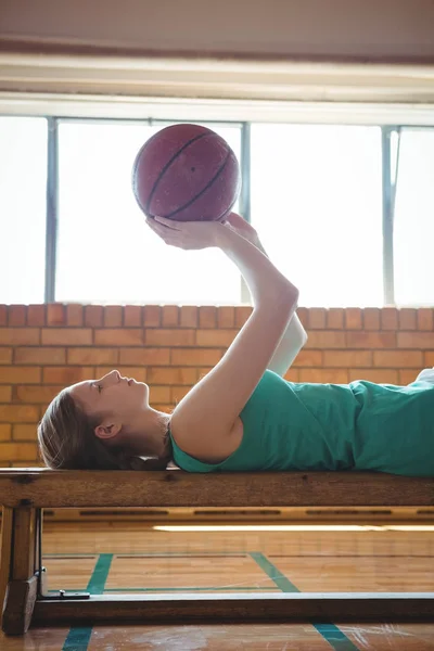 Жінка грає з баскетболом — стокове фото