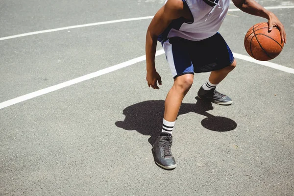 Adolescent garçon pratiquer basket-ball à cour — Photo