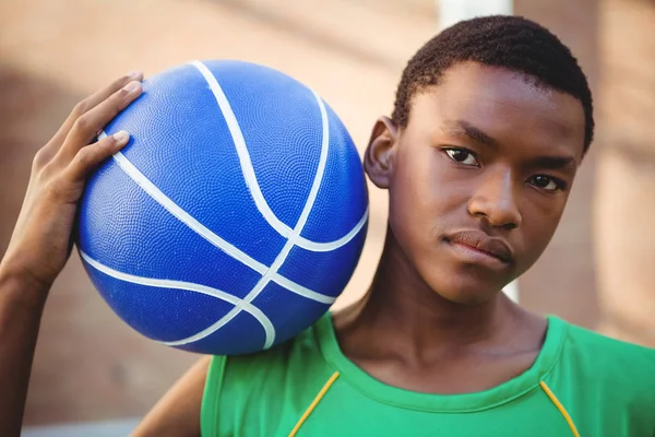 Adolescente con baloncesto en el hombro —  Fotos de Stock
