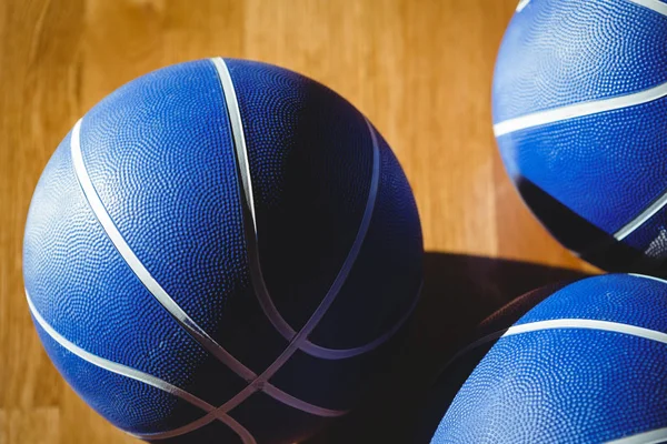 Blaue Basketbälle vor Gericht — Stockfoto