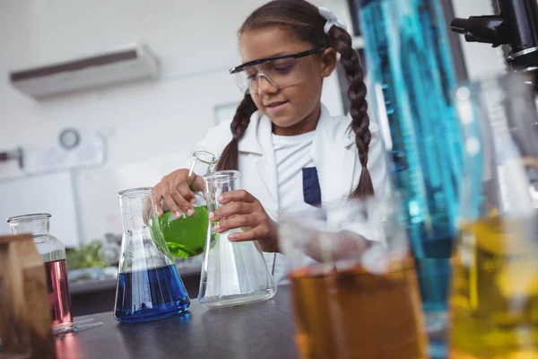 Ученик начальной школы проводит научный эксперимент в лаборатории — стоковое фото
