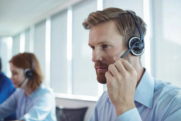 Zakenman met behulp van headset — Stockfoto