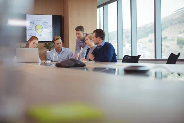 Empresários discutindo na sala de bordo — Fotografia de Stock