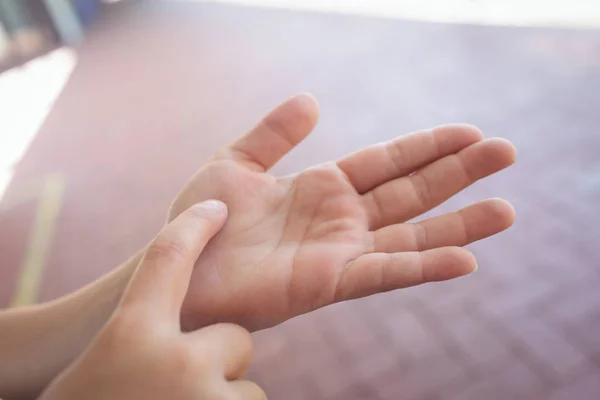 Bijgesneden handen van kind gebaren — Stockfoto