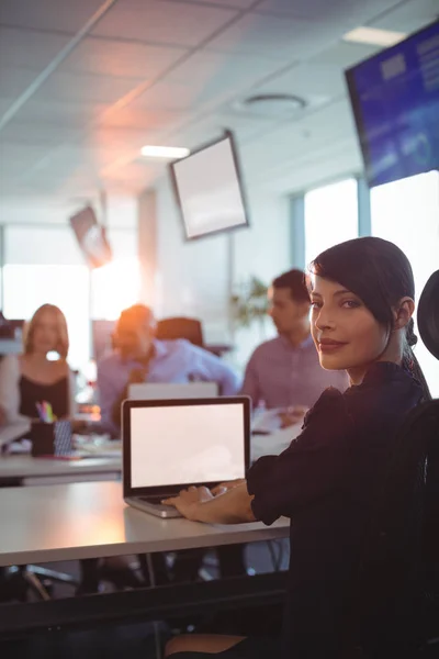 Donna d'affari che lavora sul computer portatile — Foto Stock