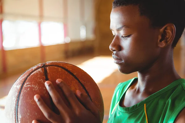 Teenager schaut sich Basketball an — Stockfoto