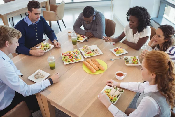 社員食堂で朝食を済ませビジネス人々 — ストック写真