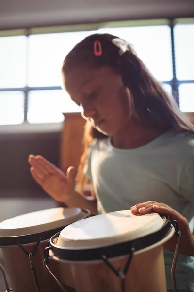 Dziewczyna, praktykowanie bongo perkusji w klasie — Zdjęcie stockowe