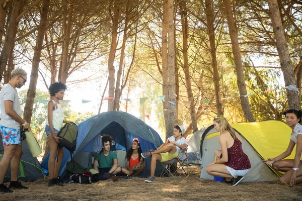 Freunde mit Zelten auf dem Campingplatz — Stockfoto