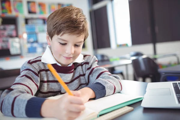 Elementaire schooljongen studeren in de klas — Stockfoto