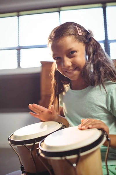 Χαμογελαστό κορίτσι παίζοντας τα τύμπανα bongo — Φωτογραφία Αρχείου