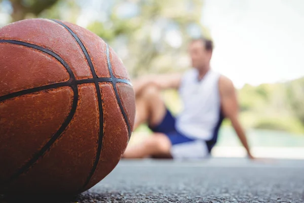 Bola basket oranye dengan pemain — Stok Foto