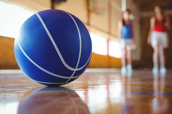 Синий баскетбол на полу — стоковое фото