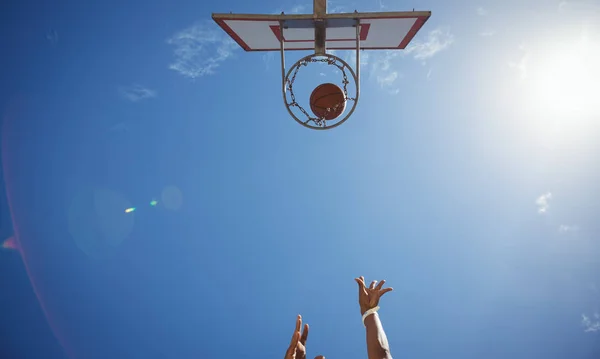 Человек играет в баскетбол — стоковое фото
