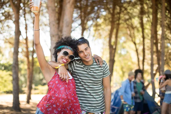 Jóvenes amigos de pie juntos — Foto de Stock