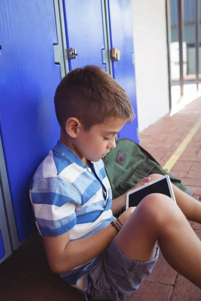 Jongen met behulp van digitale tablet door locker — Stockfoto