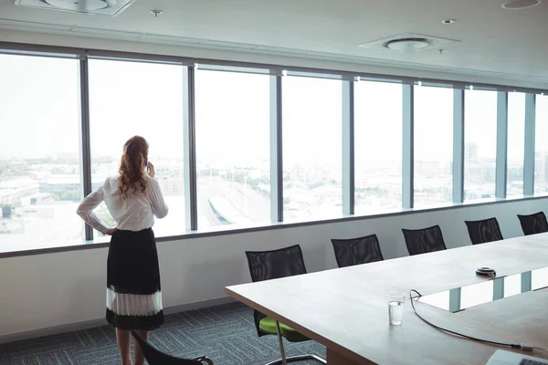 Geschäftsfrau telefoniert im Sitzungssaal — Stockfoto