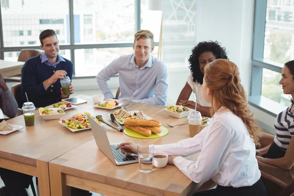 Collega's bespreken — Stockfoto