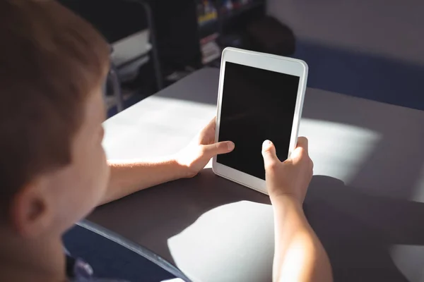 Boy použití tabletový počítač na stůl — Stock fotografie