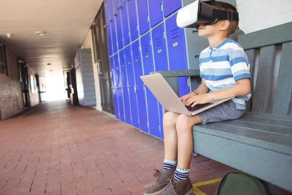 Menino usando laptop e óculos de realidade virtual — Fotografia de Stock