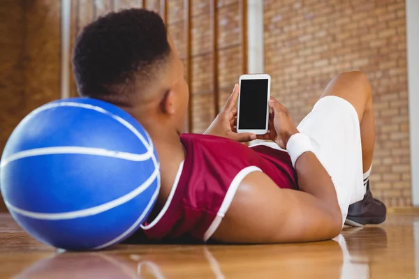 Férfi kosárlabda játékos telefon használata — Stock Fotó