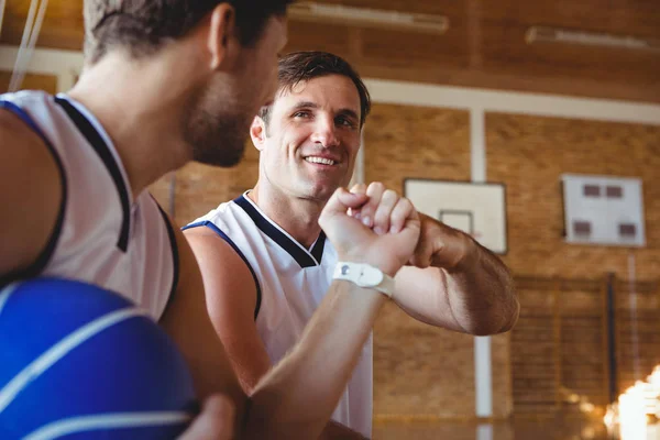 Jogadores de basquete fazendo soco punho — Fotografia de Stock