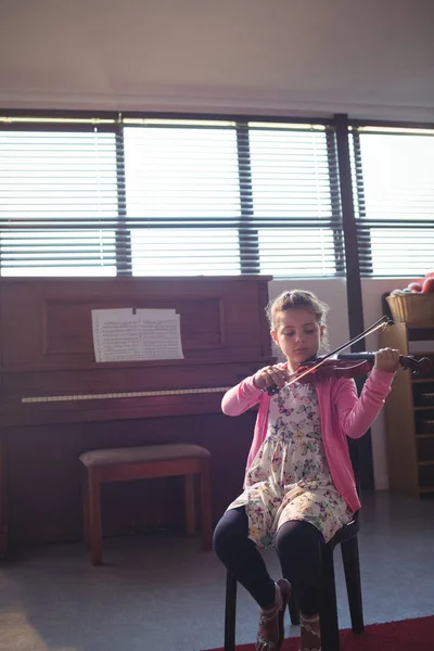 Chica elemental ensayando violín —  Fotos de Stock