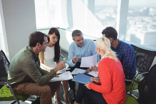 Geschäftsleute diskutieren gemeinsam im Büro — Stockfoto