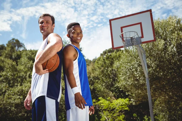 Sırt sırta duran basketbolcular — Stok fotoğraf
