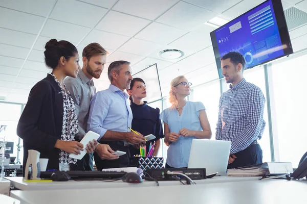 Collega's bespreken samen — Stockfoto