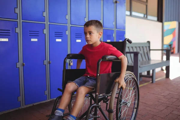 車椅子に座っている思いやりのある少年 — ストック写真