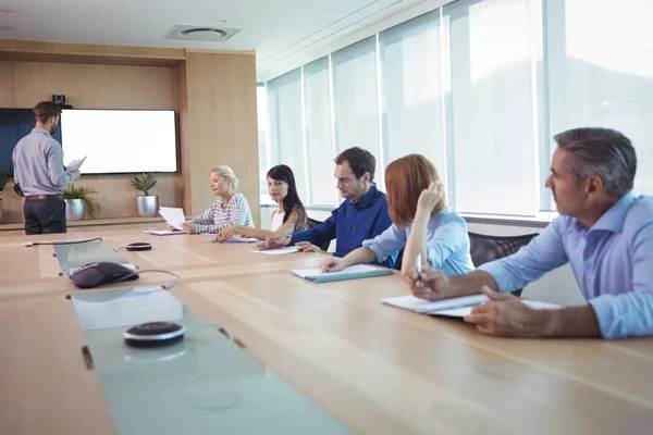 Empresários na mesa de conferências — Fotografia de Stock