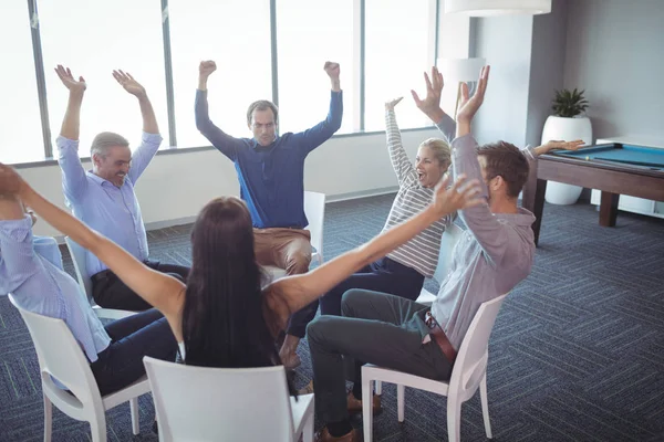 Geschäftskollegen sitzen auf Stühlen — Stockfoto