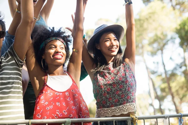 Kvinnor njuter på musikfestival — Stockfoto