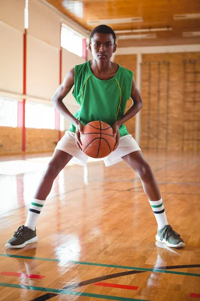 Teenage basketbalista u soudu — Stock fotografie
